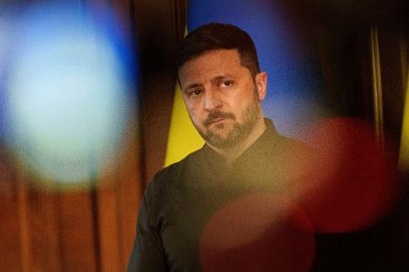 Kremlchef Putin habe den Krieg in der Ukraine begonnen, er müsse ihn auch beenden, fordert der ukrainische Präsident Selenskyj. Kremlchef Putin habe den Krieg in der Ukraine begonnen, er müsse ihn auch beenden, fordert der ukrainische Präsident Selenskyj.