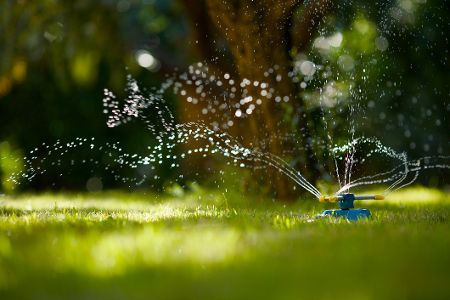 Rasensprenger dreht sich