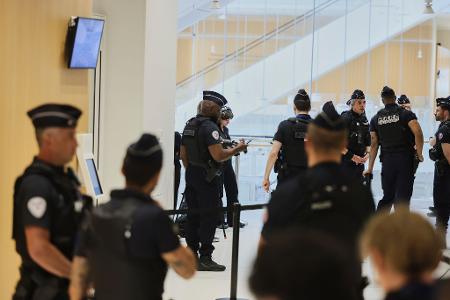 Der Pariser Prozess bekam viel Aufmerksamkeit - Polizisten zeigten hohe Präsenz.