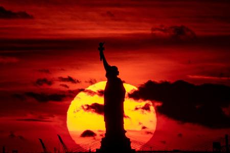 Sonnenuntergang hinter der Freiheitsstatue. (Archivbild) Sonnenuntergang hinter der Freiheitsstatue. (Archivbild)