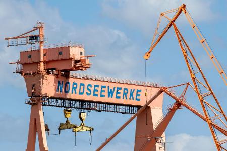 Auf dem Gelände der früheren Emder Nordseewerke sollen künftig Schiffe recycelt werden. (Archivbild)