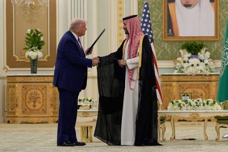 Beim Besuch von US-Präsident Trump in Saudi-Arabien geht es wie 2017 erneut um große Rüstungsgeschäfte. Beim Besuch von US-Präsident Trump in Saudi-Arabien geht es wie 2017 erneut um große Rüstungsgeschäfte.