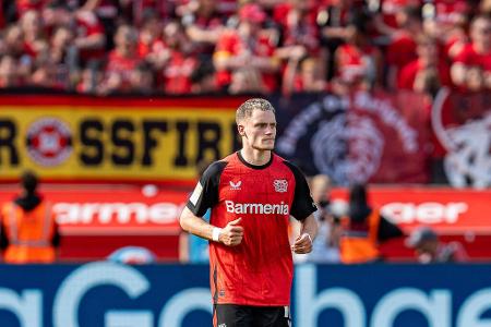 Offensives Mittelfeld: Der Königs-Transfer? - ... Florian Wirtz! Der Bayer-Superstar soll DER Königs-Transfer des Sommers werden. Damit 'Wusiala' künftig auch in München für Furore sorgt, wäre nicht nur eine Rekordablöse fällig. Kompany müsste in der Offensiv-Zentrale auch extra Platz schaffen. Sollte Bayern bei seinem 4-2-3-1 bleiben, müsste einer auf die linke Außenbahn weichen. Dann wäre neben Kimmich auf der Doppel-Sechs aber immerhin Platz für Aleksandar Pavlovic.