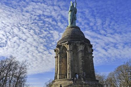 Pokal-Fieber: Hermannsdenkmal erhält Bielefelder XXL-Trikot
