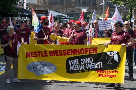 Nestlé-Beschäftigte kämpfen um ihre Jobs. 