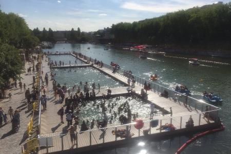 Schon länger können Badegäste in den ins Wasser gelassenen Schwimmbecken im Kanal Bassin de la Villette in Paris schwimmen. (Archivbild)