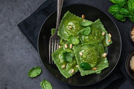 Hausgemachte Spinat-Ravioli mit Pilzfüllung
