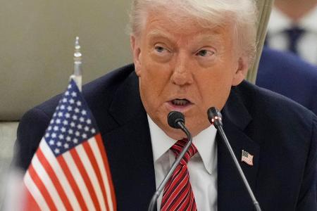 US-Präsident Trump präsentiert sich beim Thema der israelisch-arabischen Beziehungen als Friedensstifter. US-Präsident Trump präsentiert sich beim Thema der israelisch-arabischen Beziehungen als Friedensstifter.