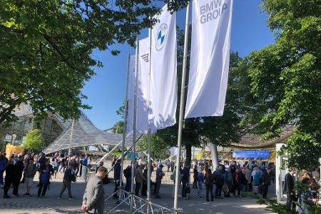 Aktionäre auf dem Weg zur BMW-Hauptversammlung, die zum ersten Mal seit fünf Jahren wieder in Präsenz stattfindet. Aktionäre auf dem Weg zur BMW-Hauptversammlung, die zum ersten Mal seit fünf Jahren wieder in Präsenz stattfindet.