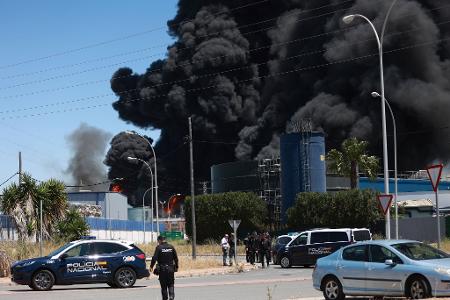 Der Brand brach in einem Industriegebiet südöstlich der Touristenmetropole Sevilla aus. Der Wind dürfte die Rauchwolke jedoch von der Großstadt weg Richtung Osten treiben. Der Brand brach in einem Industriegebiet südöstlich der Touristenmetropole Sevilla aus. Der Wind dürfte die Rauchwolke jedoch von der Großstadt weg Richtung Osten treiben.