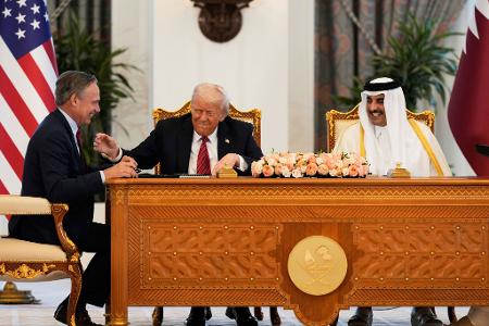 Boeing-Chef Kelly Ortberg unterzeichnete die Vereinbarung im Beisein von US-Präsident Donald Trump. Boeing-Chef Kelly Ortberg unterzeichnete die Vereinbarung im Beisein von US-Präsident Donald Trump.