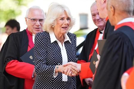 Königin Camilla besucht Westminster Abbey und ehrt Charles Königin Camilla besucht Westminster Abbey und ehrt Charles