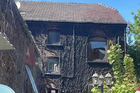 Schwarze Reste des Rankbewuchs und gesprungene Fensterscheiben sind das Ergebnis des Feuers (Foto: Wienen, Feuerwehr). Schwarze Reste des Rankbewuchs und gesprungene Fensterscheiben sind das Ergebnis des Feuers (Foto: Wienen, Feuerwehr).