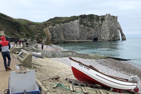 Die Kreidefelsen von Étretat locken jährlich knapp 1,5 Millionen Besucher an. (Archivbild)