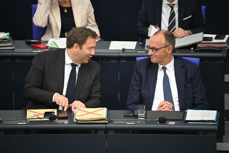 Klingbeils Baustellen: Zwei Haushalte, eine Mission