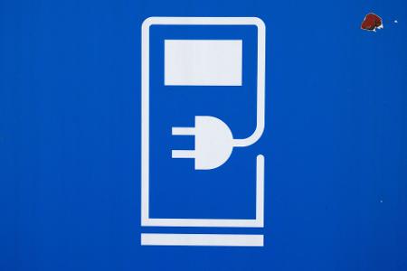Die Mehrheit der privaten Autobesitzer in Deutschland misstraut nach einer Umfrage der HUK Coburg nach wie vor dem Elektroauto. (Symbolbild) Die Mehrheit der privaten Autobesitzer in Deutschland misstraut nach einer Umfrage der HUK Coburg nach wie vor dem Elektroauto. (Symbolbild)