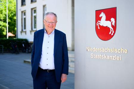 Niedersachsens langjähriger Ministerpräsident Stephan Weil hat für kommende Woche seinen Rücktritt eingereicht. Niedersachsens langjähriger Ministerpräsident Stephan Weil hat für kommende Woche seinen Rücktritt eingereicht.