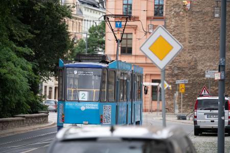 Ein gut ausgebauter ÖPNV macht Regionen für Touristen und Arbeitgeber attraktiv - und trägt somit zur Bruttowertschöpfung bei. (Symbolbild) Ein gut ausgebauter ÖPNV macht Regionen für Touristen und Arbeitgeber attraktiv - und trägt somit zur Bruttowertschöpfung bei. (Symbolbild)