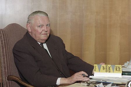 Dieses Versprechen stammt von Ludwig Erhard, der in der Nachkriegszeit Wirtschaftsminister und Kanzler war, für das damalige 