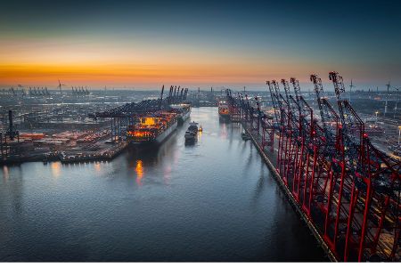Für die Wirtschaft versprach Merz bessere Rahmenbedingungen: mit Steuererleichterungen, Investitionen in die Infrastruktur und weniger Bürokratie. 