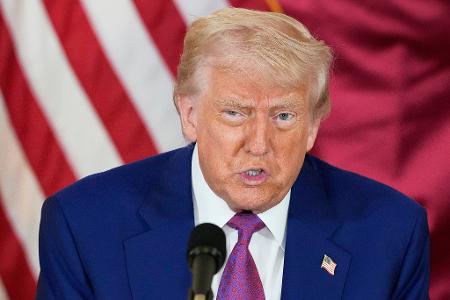 US-Präsident Trump äußerte sich optimistisch zu den Atom-Gesprächen mit dem Iran - und drohte Teheran gleichzeitig erneut für den Fall des Scheiterns der Verhandlungen. US-Präsident Trump äußerte sich optimistisch zu den Atom-Gesprächen mit dem Iran - und drohte Teheran gleichzeitig erneut für den Fall des Scheiterns der Verhandlungen.