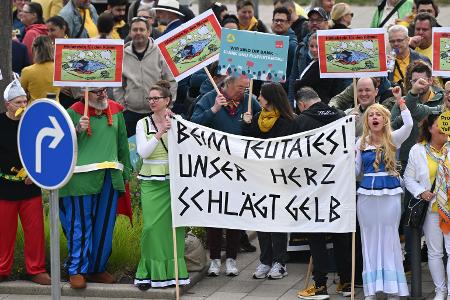 Protest am Tag der Hauptversammlung: Commerzbank-Beschäftigte kämpfen für Eigenständigkeit Protest am Tag der Hauptversammlung: Commerzbank-Beschäftigte kämpfen für Eigenständigkeit