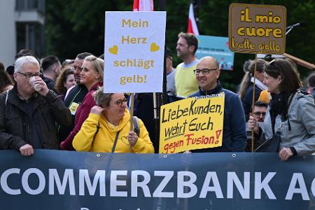 Gesamtbetriebsrat und Verdi hatten zu Protesten gegen eine mögliche Übernahme des Frankfurter Dax-Konzerns durch die italienische Unicredit aufgerufen