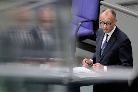 Merz erteilte gesetzlichen Vorgaben für die Erhöhung des Mindestlohns auf 15 Euro eine Absage. Die Koalition habe vereinbart, an der unabhängigen Mindestlohnkommission festzuhalten, sagte der CDU-Politiker in seiner Regierungserklärung.