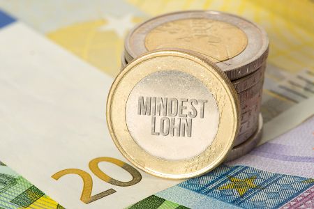 Und man halte einen Mindestlohn von 15 Euro im Jahr 2026 angesichts der Tarifentwicklung für erreichbar und wünschbar. 