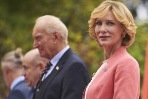 "Tanz der Titanen": So sieht Cate Blanchett als Angela Merkel aus