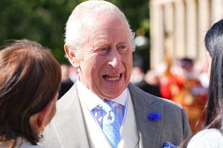 Ausgefallene Krawatte: König Charles amüsiert sich bei Gartenparty Ausgefallene Krawatte: König Charles amüsiert sich bei Gartenparty