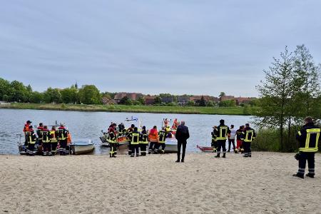 Rund 130 Einsatzkräfte suchten mit insgesamt 10 Booten, Drohne und Sonargeräten nach dem vermissten Vater. Auch Taucher waren im Einsatz. Rund 130 Einsatzkräfte suchten mit insgesamt 10 Booten, Drohne und Sonargeräten nach dem vermissten Vater. Auch Taucher waren im Einsatz.