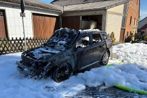 PKW Brand im Ortsteil Buke / Feuerwehr verhindert weitere Ausbreitung