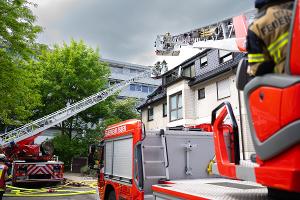 Dachstuhlbrand in Mehrfamilienhaus - Hund aus Wohnung gerettet