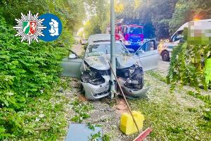 Alt-Homberg: BMW kollidiert mit Straßenlaterne