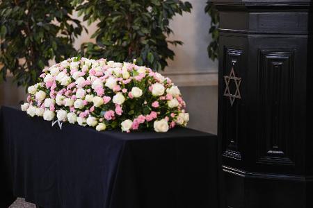 Blumen liegen auf dem Sarg Friedländers. 