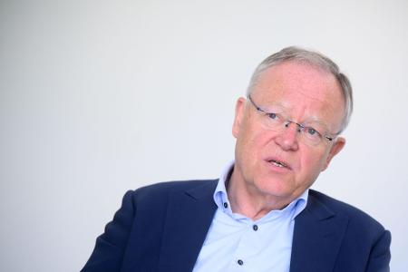 Niedersachsens Ministerpräsident Weil verweist auf eine Tarifregelung für den Standort Osnabrück. Niedersachsens Ministerpräsident Weil verweist auf eine Tarifregelung für den Standort Osnabrück.