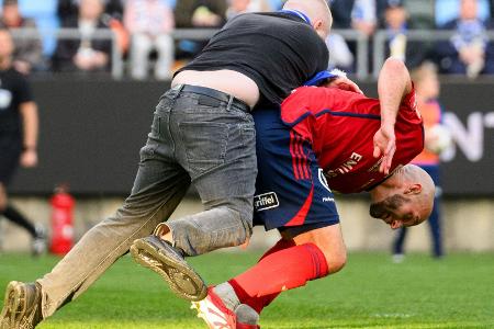 Fan attackiert Spieler in Schweden: Fan attackiert Spieler in Schweden: