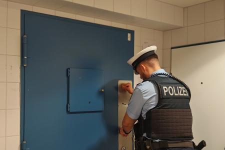 Ein Bundespolizist kontrolliert die Gewahrsamszelle im Bundespolizeirevier im Bahnhof Harburg-
Foto-Quelle Symbolfoto: Bundespolizeiinspektion Hamburg Ein Bundespolizist kontrolliert die Gewahrsamszelle im Bundespolizeirevier im Bahnhof Harburg-
Foto-Quelle Symbolfoto: Bundespolizeiinspektion Hamburg