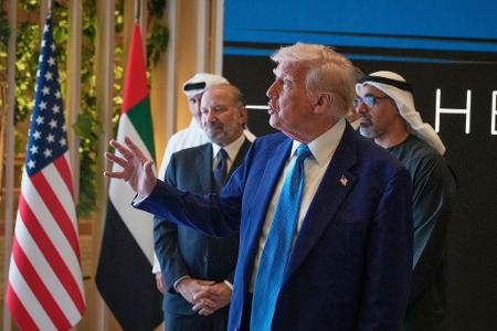 US-Präsident Trump will wegen der Geburt eines Enkels schnell heimkehren von seiner Nahost-Reise - und keinen Abstecher zu den Ukraine-Gesprächen in der Türkei machen. US-Präsident Trump will wegen der Geburt eines Enkels schnell heimkehren von seiner Nahost-Reise - und keinen Abstecher zu den Ukraine-Gesprächen in der Türkei machen.