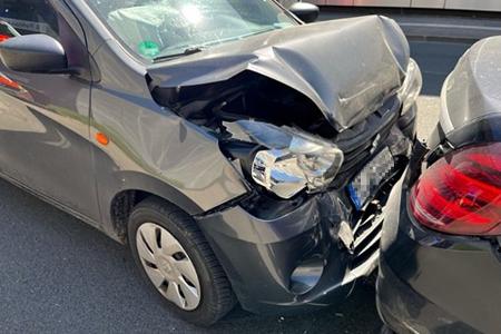 Bei dem Zusammenstoß wurden beide Autos erheblich beschädigt. Bei dem Zusammenstoß wurden beide Autos erheblich beschädigt.