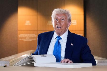US-Präsident Trump drängt den Iran zu schnellem Handeln in den Atomgesprächen mit seiner Regierung. US-Präsident Trump drängt den Iran zu schnellem Handeln in den Atomgesprächen mit seiner Regierung.
