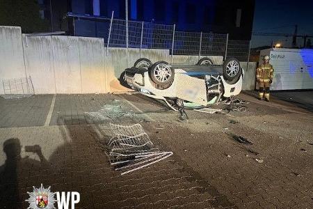 https://presseportal.de/blaulicht/pm/117679/6035836 Ein spektakulärer Unfall beschäftigte die Rettungskräfte am späten Donnerstagabend in der Carl-Euler-Straße. Hierzu kam es, als ein 21-Jähriger mit einem BMW i3 in Richtung Trippstadter Straße unterwegs war. Aufgrund einer zu hoher Geschwindigkeit verlor er die Kontrolle über den Wagen und krachte gegen den Zaun eines Supermarkts. Anschließend fiel der Pkw einen zirka zwei Meter tiefen Abgrund herab und landete auf dem Dach. Der Fahrer sowie zwei weitere Fahrzeuginsassen wurden bei dem Unfall verletzt. Rettungswagen brachten die Personen im Alter zwischen 20 und 21 in ein Krankenhaus. Der Wagen war so schwer beschädigt, dass er abgeschleppt werden musste. Die Beamten gehen hier von einem wirtschaftlichen Totalschaden aus. Die genauen Umstände, wie es zu dem Unfall kommen konnte, sind Gegenstand der polizeilichen Ermittlungen. |kfa
Kontaktdaten für Presseanfragen:
Polizeipräsidium Westpfalz
Polizeidirektion Kaiserslautern
Telefon: 0631 369-10022
E-Mail: ppwestpfalz.presse@polizei.rlp.de
Internet: www.polizei.rlp.de/westpfalz https://presseportal.de/blaulicht/pm/117679/6035836 Ein spektakulärer Unfall beschäftigte die Rettungskräfte am späten Donnerstagabend in der Carl-Euler-Straße. Hierzu kam es, als ein 21-Jähriger mit einem BMW i3 in Richtung Trippstadter Straße unterwegs war. Aufgrund einer zu hoher Geschwindigkeit verlor er die Kontrolle über den Wagen und krachte gegen den Zaun eines Supermarkts. Anschließend fiel der Pkw einen zirka zwei Meter tiefen Abgrund herab und landete auf dem Dach. Der Fahrer sowie zwei weitere Fahrzeuginsassen wurden bei dem Unfall verletzt. Rettungswagen brachten die Personen im Alter zwischen 20 und 21 in ein Krankenhaus. Der Wagen war so schwer beschädigt, dass er abgeschleppt werden musste. Die Beamten gehen hier von einem wirtschaftlichen Totalschaden aus. Die genauen Umstände, wie es zu dem Unfall kommen konnte, sind Gegenstand der polizeilichen Ermittlungen. |kfa
Kontaktdaten für Presseanfragen:
Polizeipräsidium Westpfalz
Polizeidirektion Kaiserslautern
Telefon: 0631 369-10022
E-Mail: ppwestpfalz.presse@polizei.rlp.de
Internet: www.polizei.rlp.de/westpfalz