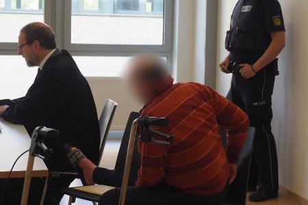 Ein Angeklagter wird wegen versuchten Mordes zu einer Haftstrafe verurteilt. (Archivbild) Ein Angeklagter wird wegen versuchten Mordes zu einer Haftstrafe verurteilt. (Archivbild)