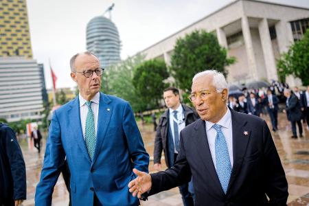 Hoffen auf enge Abstimmung mit den USA: Bundeskanzler Friedrich Merz (l) und EU-Ratspräsident António Costa. Hoffen auf enge Abstimmung mit den USA: Bundeskanzler Friedrich Merz (l) und EU-Ratspräsident António Costa.