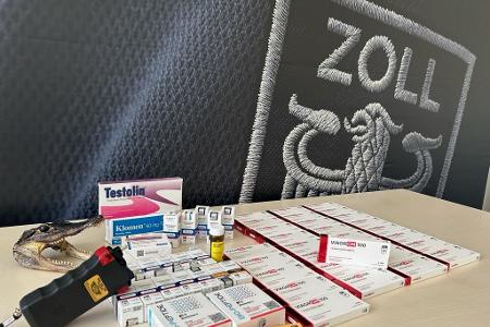 Foto: Krokodilkopf, Elektroschocker und Arznei- und Dopingmittel.
Quelle: ZFA Frankfurt am Main Foto: Krokodilkopf, Elektroschocker und Arznei- und Dopingmittel.
Quelle: ZFA Frankfurt am Main