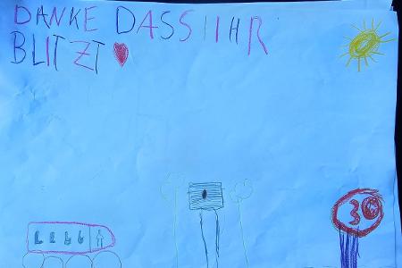 Die Kinder überraschten den Fahrer des Radarwagens mit Bildern. Die Kinder überraschten den Fahrer des Radarwagens mit Bildern.