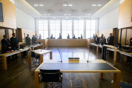 Die Verfahrensbeteiligten im Prozess um den VW-Abgasskandal - bis auf die vier Angeklagten - stehen zu Prozessbeginn im Gerichtssaal im Landgericht Braunschweig.