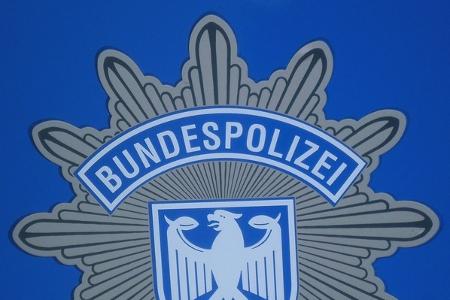 Die Bundespolizei hat am Bahnhof in Rosenheim eine neunköpfige ukrainische Personengruppe in Gewahrsam genommen. Die Bundespolizei hat am Bahnhof in Rosenheim eine neunköpfige ukrainische Personengruppe in Gewahrsam genommen.