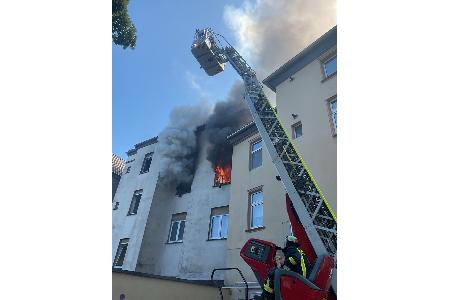 Flammen aus dem Fenster Flammen aus dem Fenster